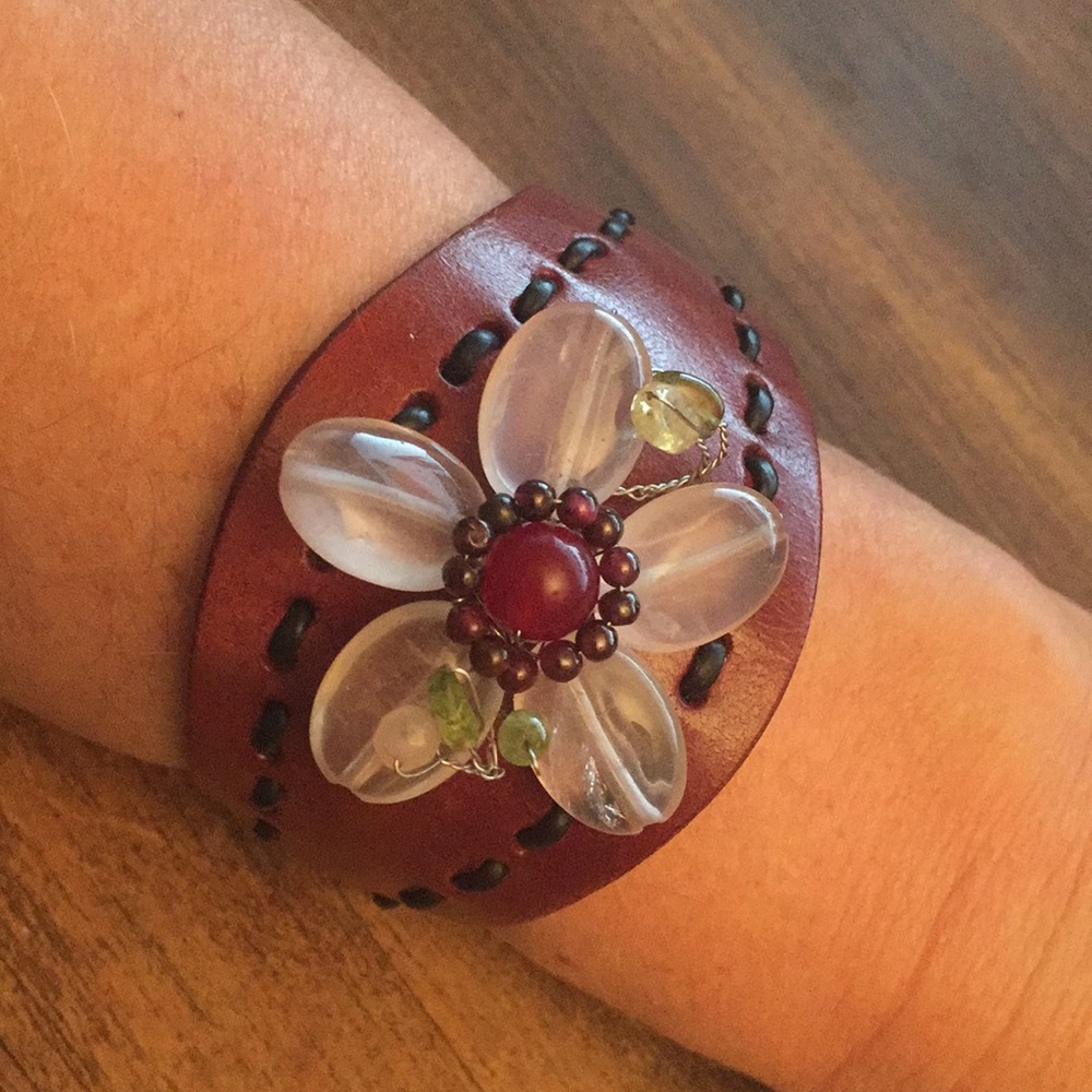 Leather and glass bracelet
